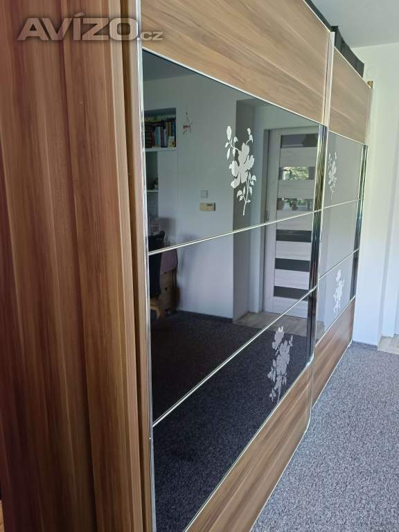 Prostorná šatní skříň 312 x 216