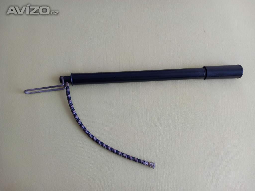 Pumpička na kolo a baterka. 