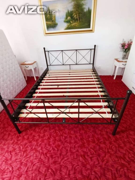 Kovová postel s roštem 140x200