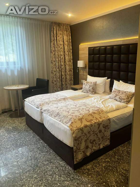 Luxusní postel boxspring s vysokým čelem