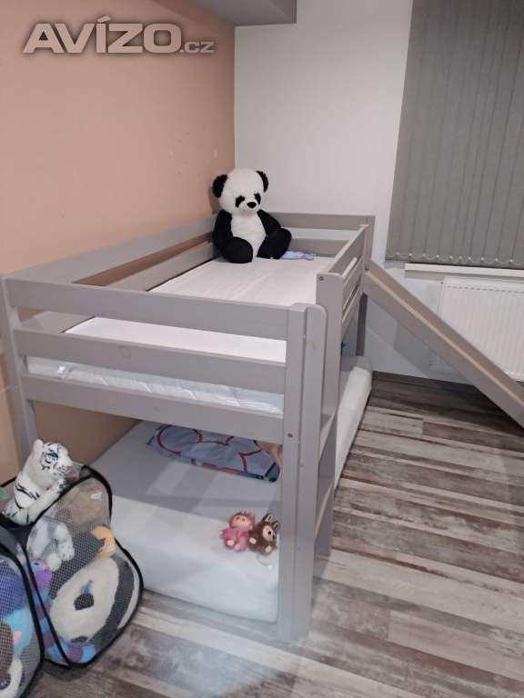 Postel se skluzavkou 