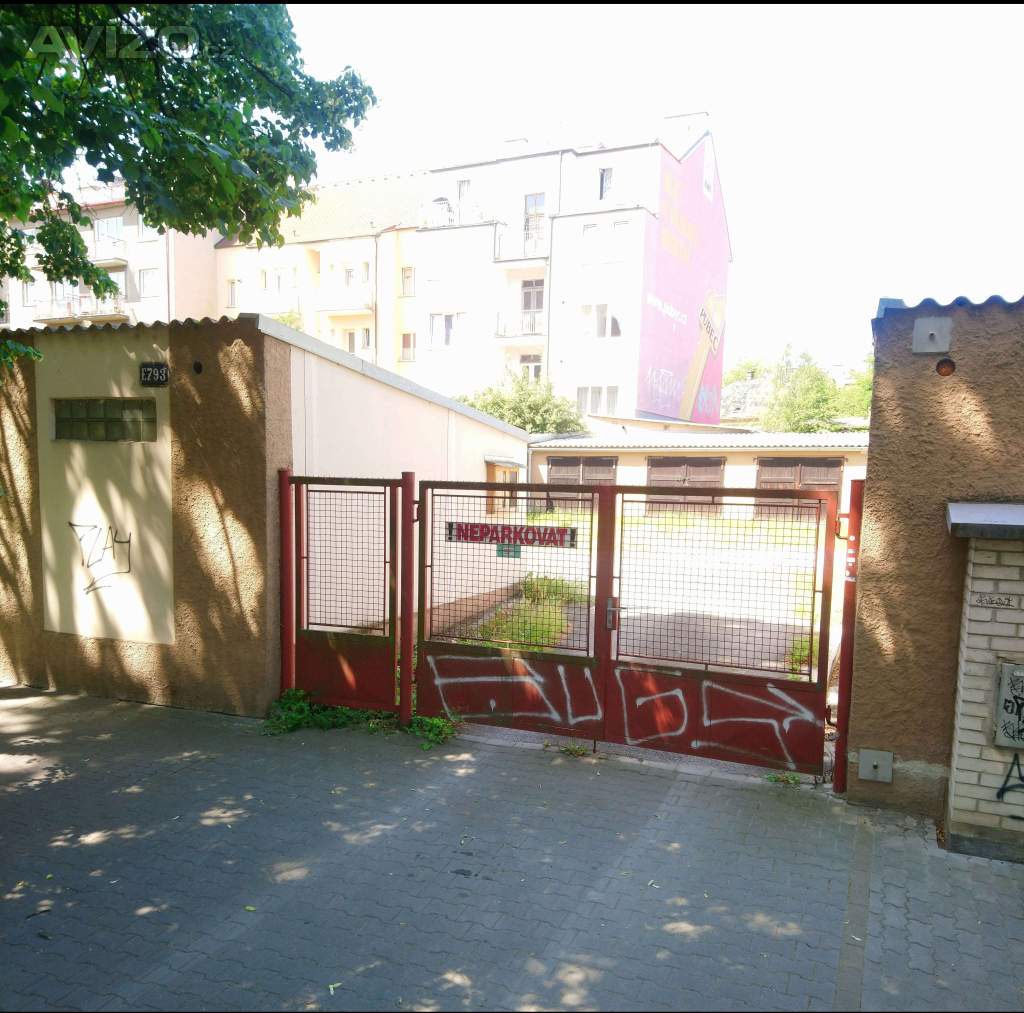 Pronájem garáže - ul. Lukavická (u zimního stadionu)