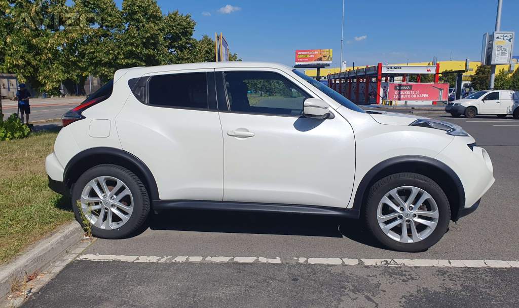 Nissan Juke 1.6 benzín AUTOMAT, 2017 – bílá perleť, 81.000 km, super stav