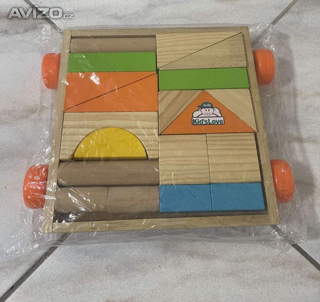 Dětský dřevěný vozík s kostkami.