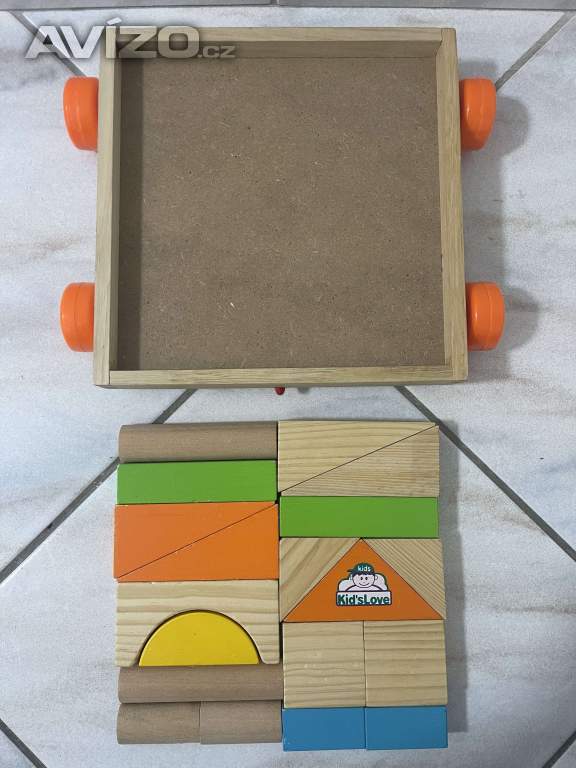 Foto inzerátu Dětský dřevěný vozík s kostkami.