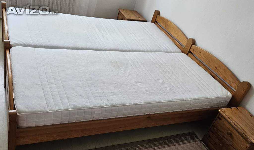 Dřevěná manželská postel 
