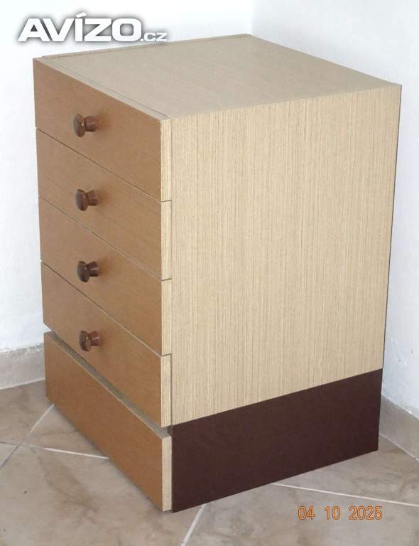 Praktická  skříňks s prostornými zásuvkami.