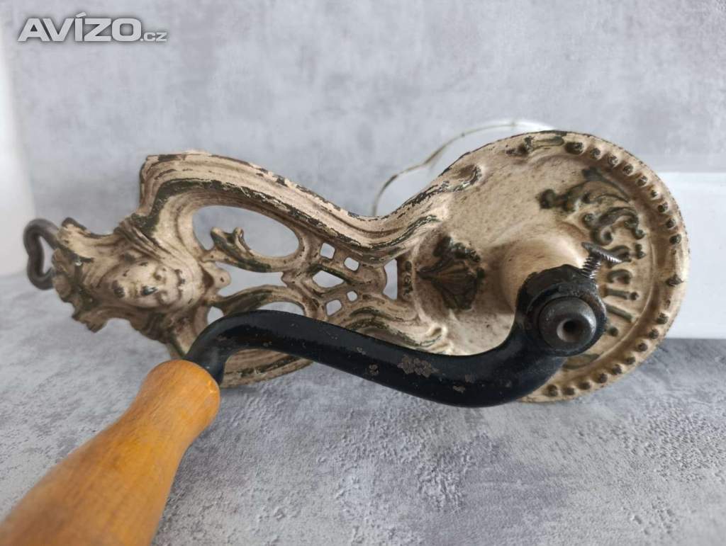 Velmi starý krásný zdobený mlýnek na strouhanku JUGENDSTIL