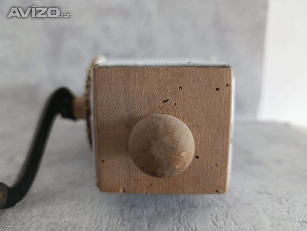 Foto inzerátu Velmi starý krásný zdobený mlýnek na strouhanku JUGENDSTIL