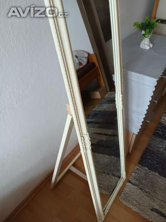 Stojící zrcadlo 