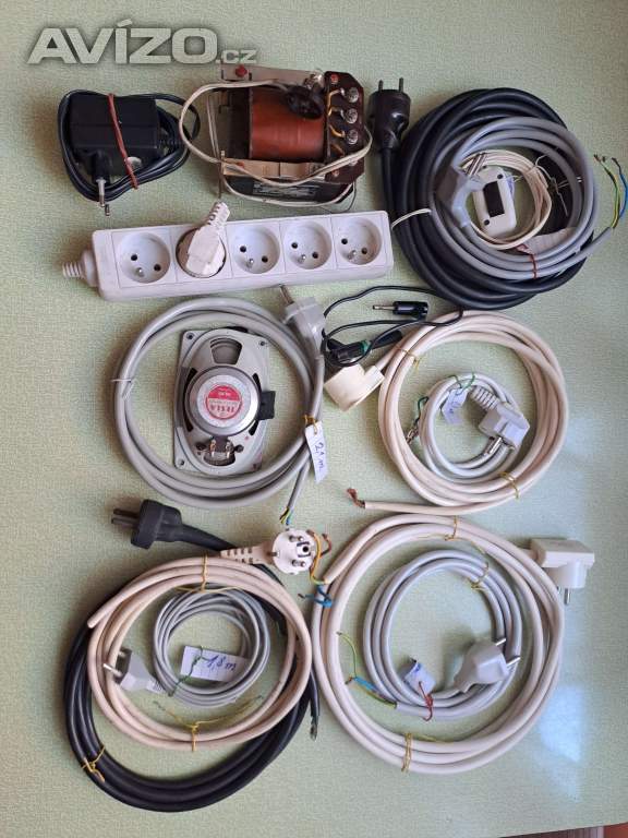Kabely se zásrtčkou a pojistky 250 V.