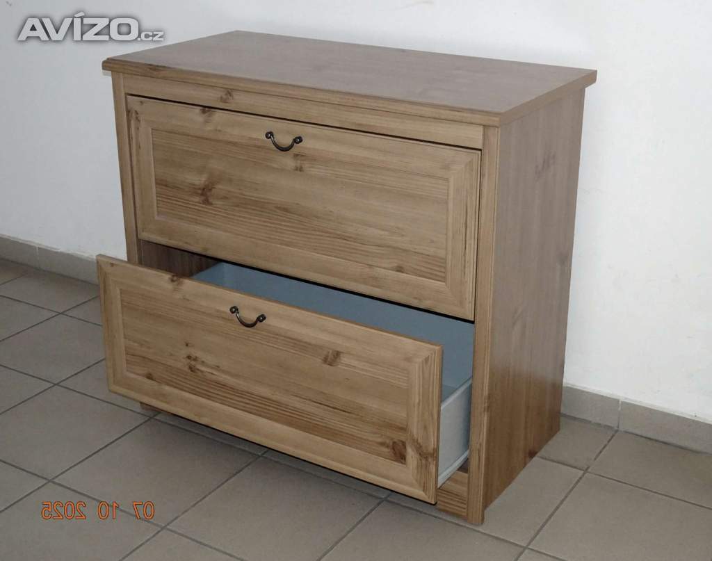 Elegantní komoda , vzhled masiv.