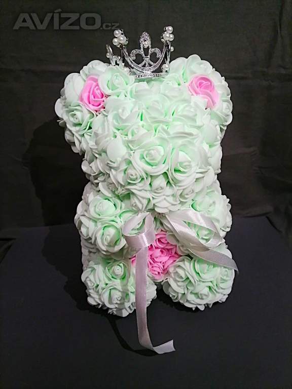 Dekorace - Medvídek z pěnových růží