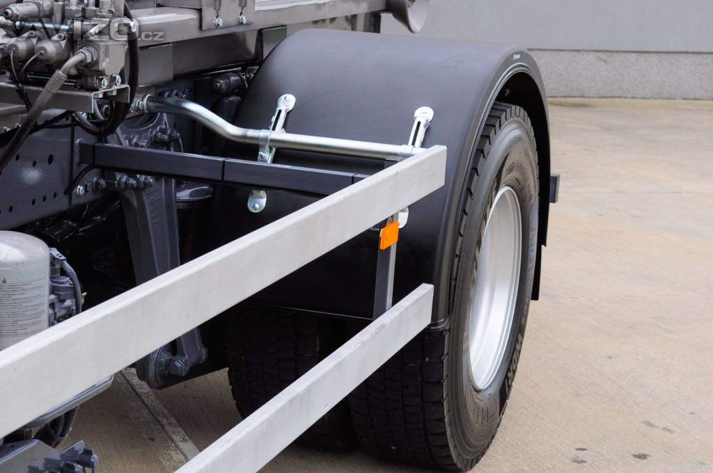 Foto inzerátu MERCEDES AXOR 1829 / 18T HÁKOVÝ NOSIČ KONTEJNERŮ EU5