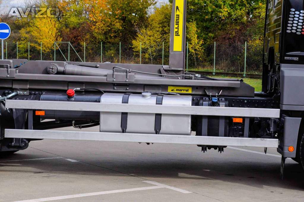 Foto inzerátu MERCEDES AXOR 1829 / 18T HÁKOVÝ NOSIČ KONTEJNERŮ EU5