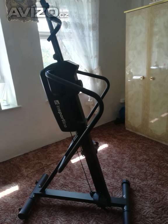 Vertikalni lezecky trenazer