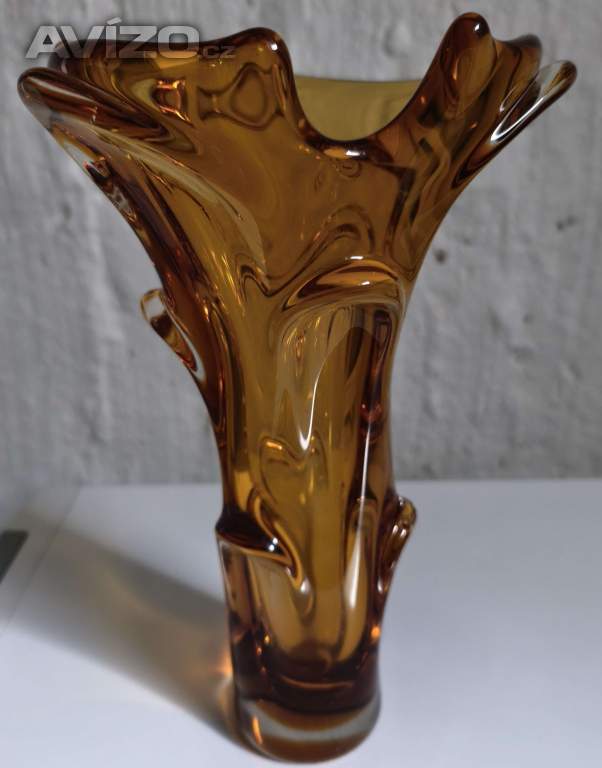 Váza z hutního skla