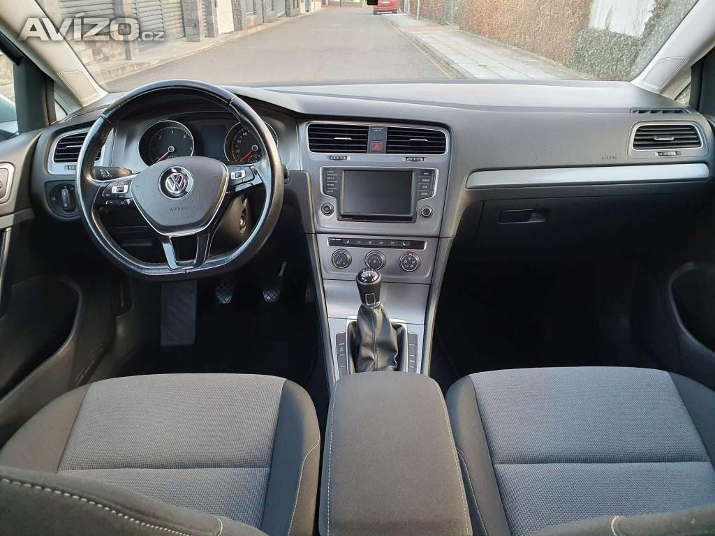 Foto inzerátu VOLKSWAGEN GOLF 1.6 TDI SERVISKA, DPH, NAVI, KRÁSNÝ