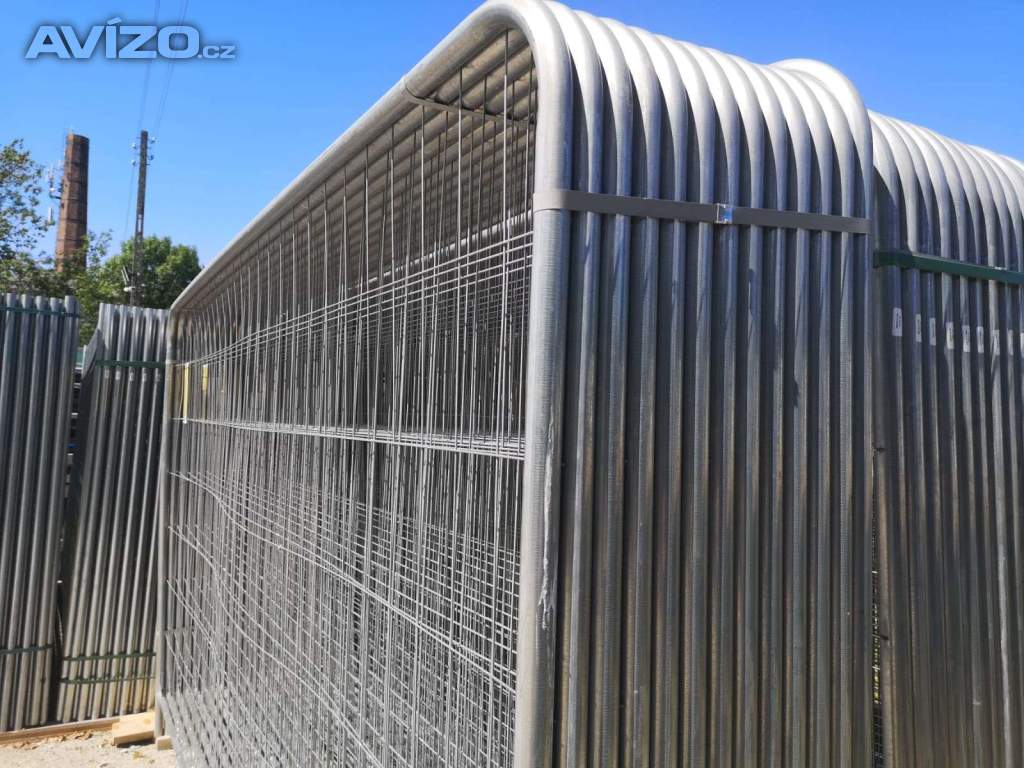 Stavební oplocení – nový typ se zaoblenými rohy, rychlá doprava! 