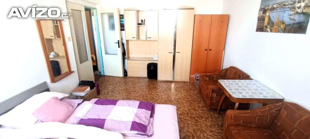 1+1 O.- Fifejdy, nezařízený, doplatky na bydlení nevadí...  Volný během pár dnů...