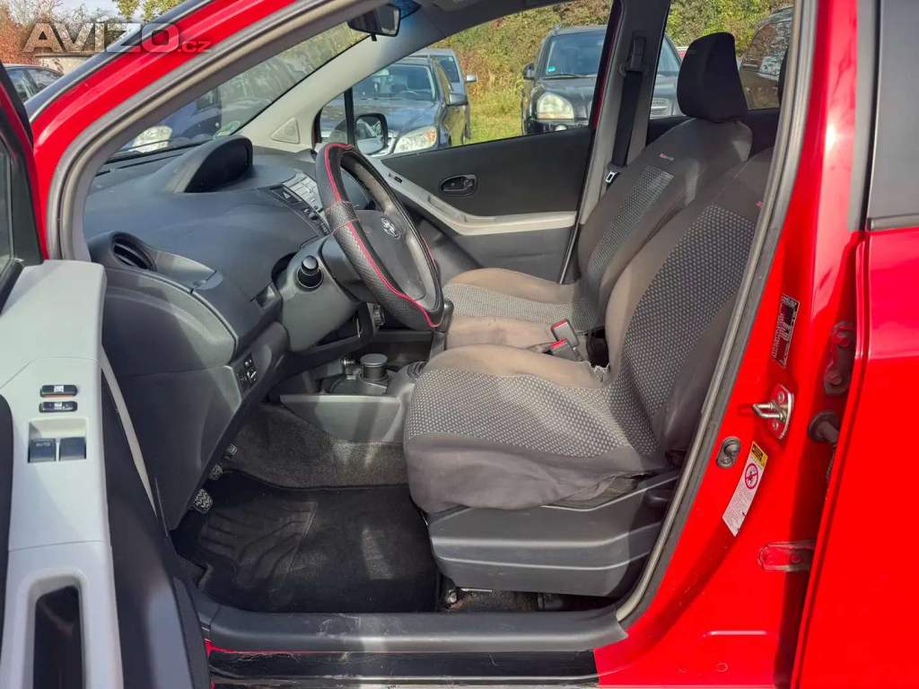 Foto inzerátu Prodáme Toyota Yaris 1.0 VVTI 51Kw benzín, r.12/2007, nová v ČR.