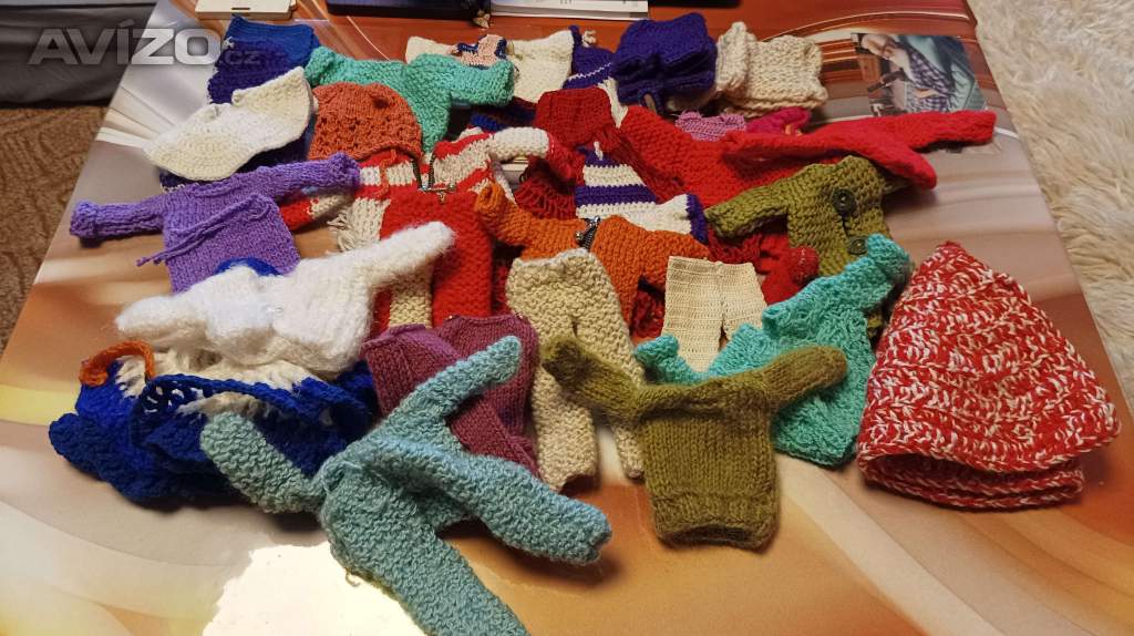Foto inzerátu Háčkované a pletené oblečení pro panenky