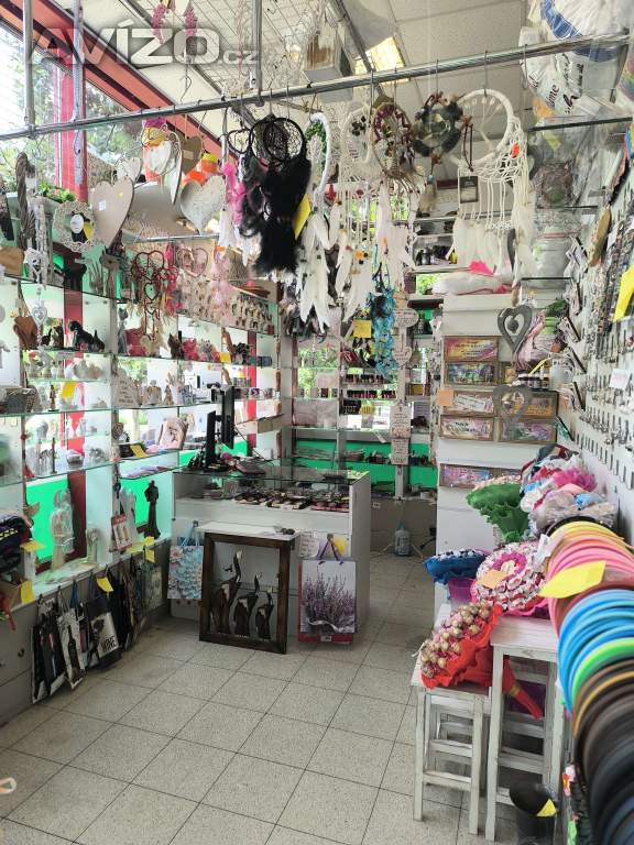 Přenechám pronájem zavedeného květinářství / dárkové předměty 