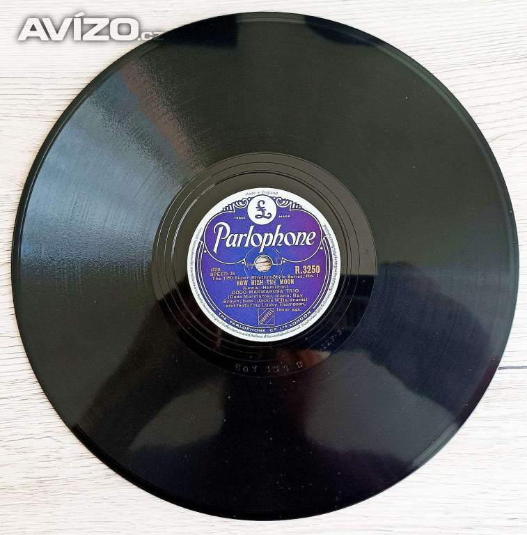 Foto inzerátu 9 starožitných šelakových gramodesek americký jazz, swing  