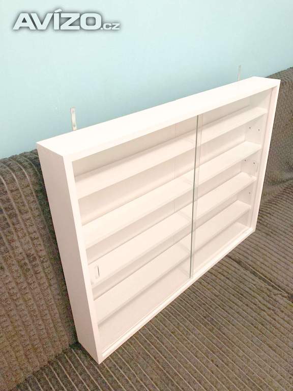 Vitrína bílá závěsná