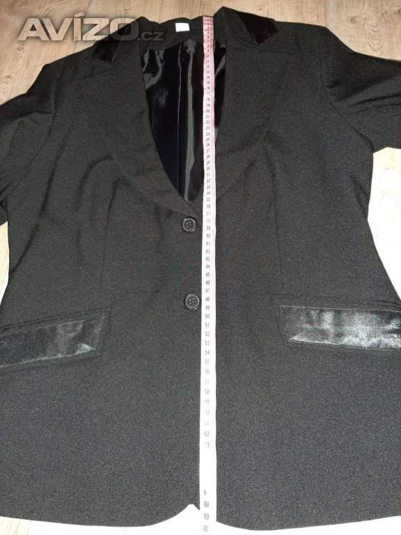 Foto inzerátu Dámský kostýmek