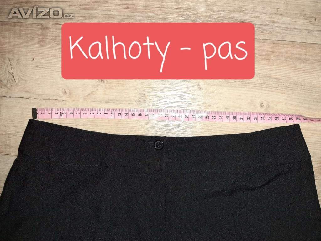 Foto inzerátu Dámský kostýmek