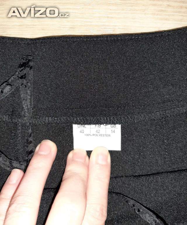 Foto inzerátu Dámský kostýmek