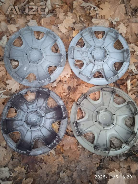 Foto inzerátu Škoda: originál poklice 15palcu,800k.c.