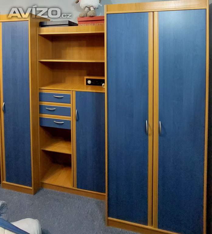 nábytek včetně postele