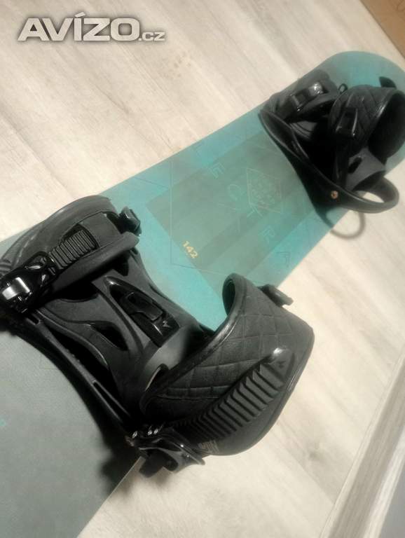 Foto inzerátu Dámský snowboard NITRO vel.142 + vázání 