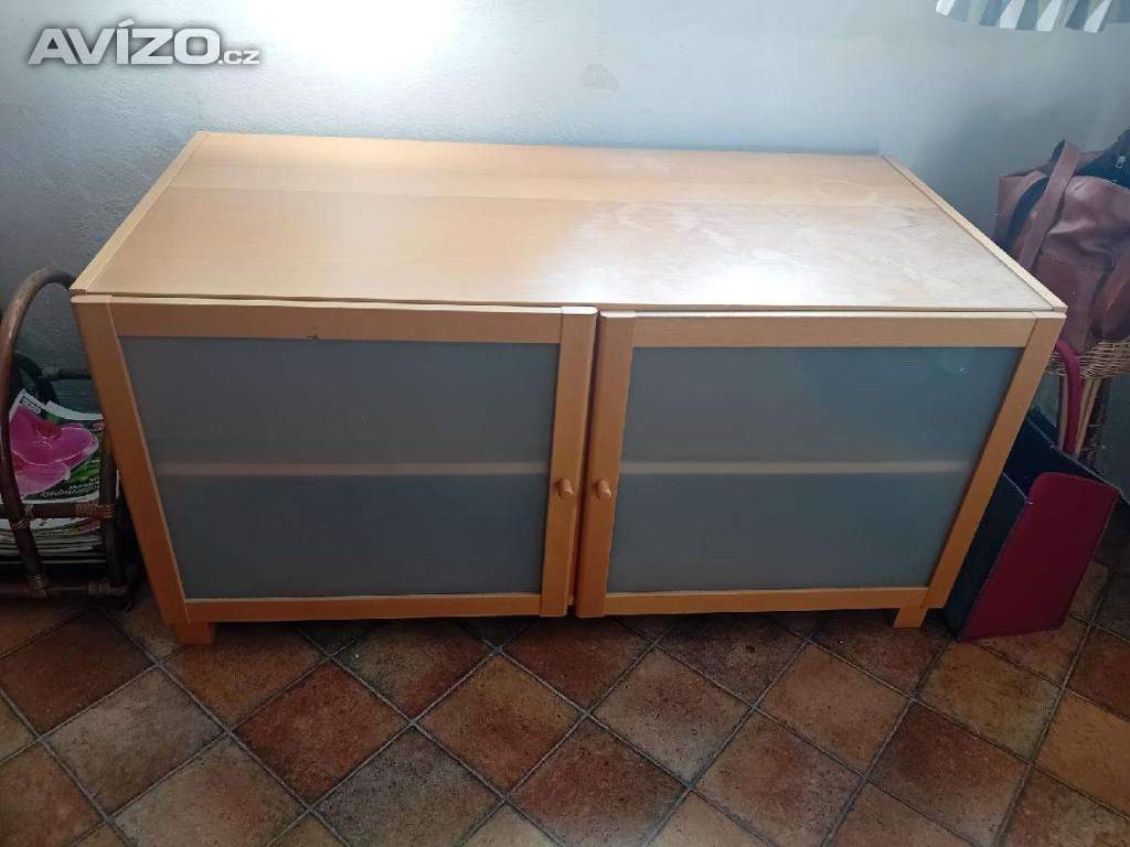 skříňka pod televizi, nebo i samostatná