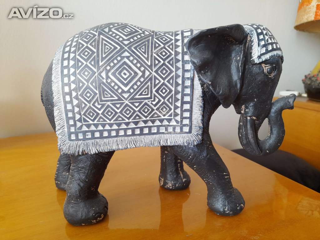 Foto inzerátu Prodám různé sošky slonů
