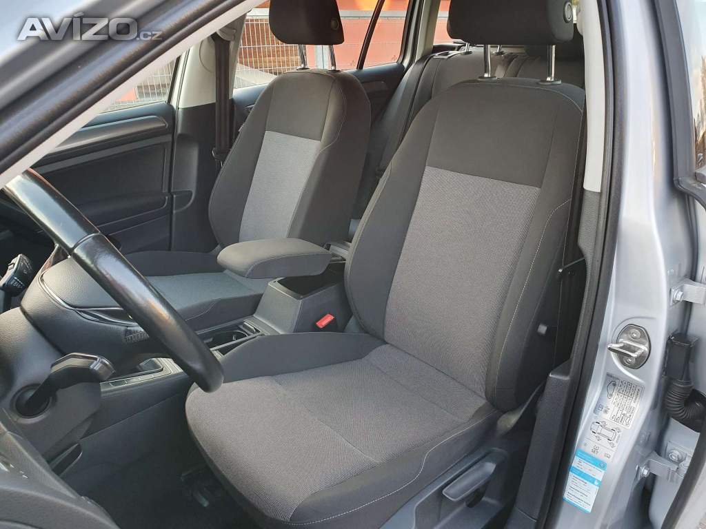 Foto inzerátu VOLKSWAGEN GOLF 1.6 TDI 81KW, SERVISKA, DPH, NAVI, VYHREV. KRÁSNÝ