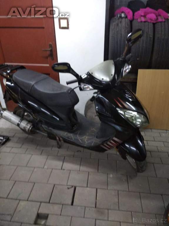 Skútr na dily stavbu přestavbu do lesa na pole