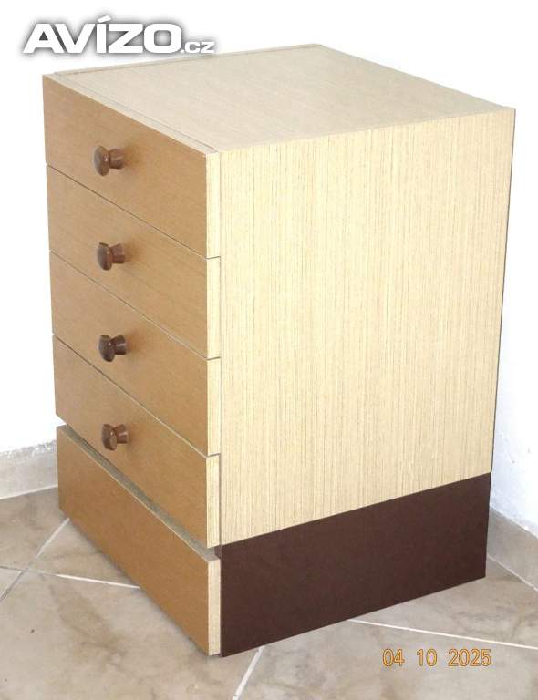 Praktická skříňka s prostornými zásuvkami.