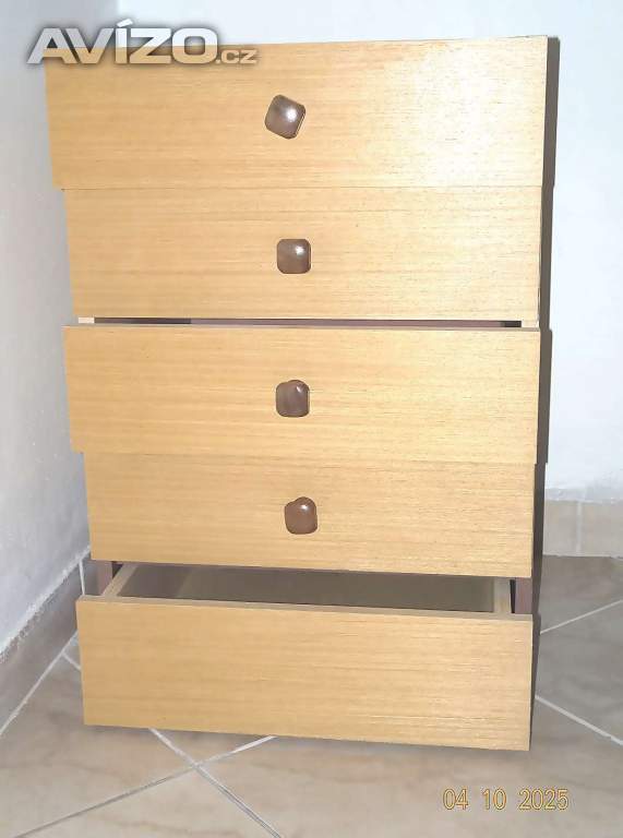 Foto inzerátu Praktická skříňka s prostornými zásuvkami.