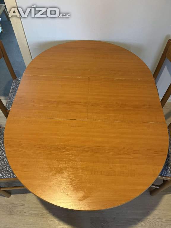 Foto inzerátu Jídelní kulatý rozkládací stůl + 4 židle