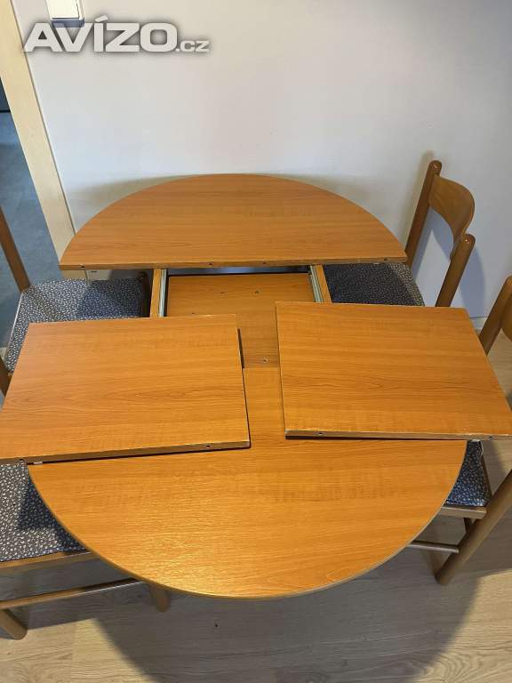 Foto inzerátu Jídelní kulatý rozkládací stůl + 4 židle