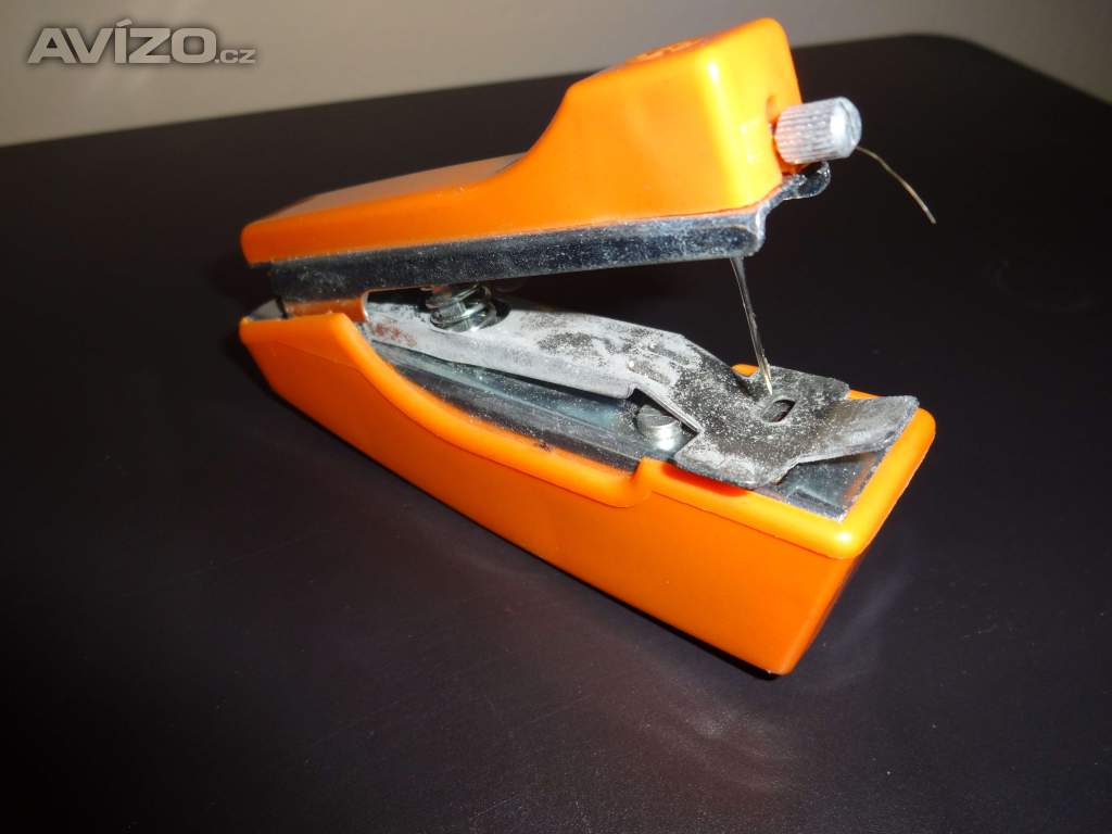 Foto inzerátu Šicí strojek