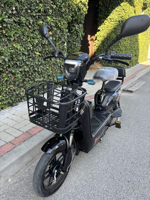 Foto inzerátu NOVÝ elektro skútr 350W – legální bez papírů, silný motor, plná výbava