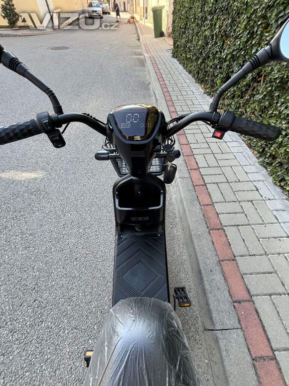 Foto inzerátu NOVÝ elektro skútr 350W – legální bez papírů, silný motor, plná výbava