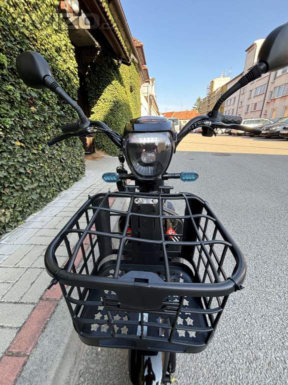 Foto inzerátu NOVÝ elektro skútr 350W – legální bez papírů, silný motor, plná výbava