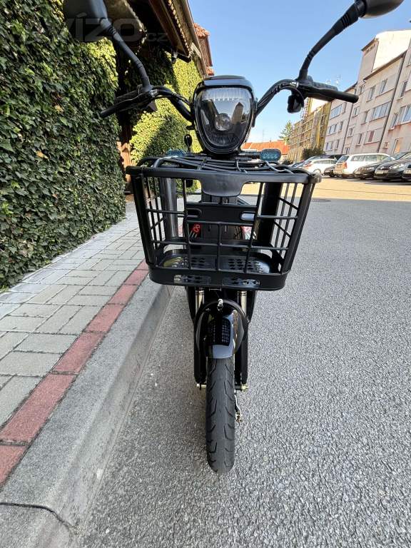 Foto inzerátu NOVÝ elektro skútr 350W – legální bez papírů, silný motor, plná výbava