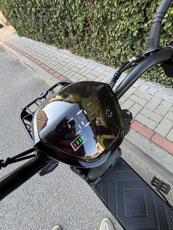 Foto inzerátu NOVÝ elektro skútr 350W – legální bez papírů, silný motor, plná výbava