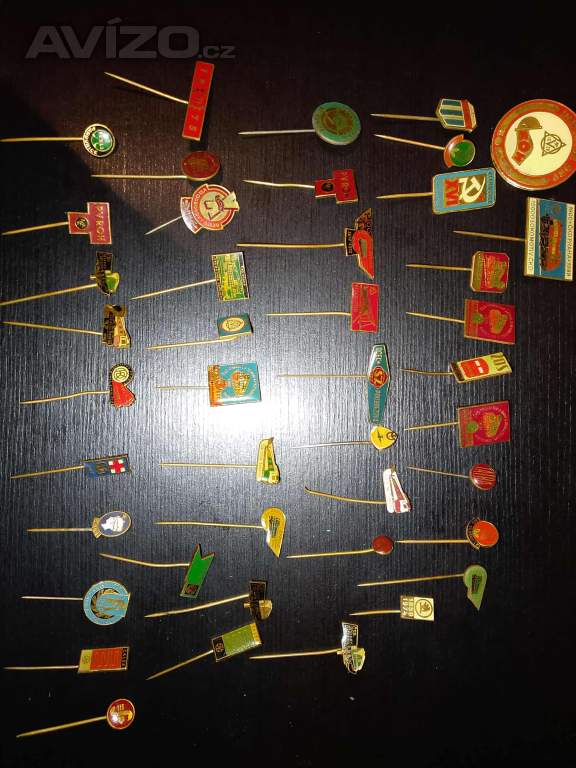 Foto inzerátu mix odznaky ČSD, lyžařské a jiné